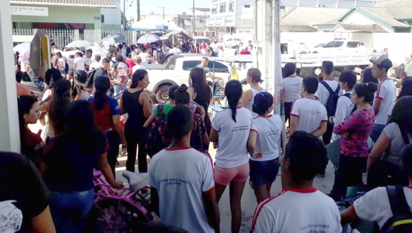 Em Tarauacá, alunos das escolas João Ribeiro e Djalma Batista protestam no núcleo de Educação por melhorias