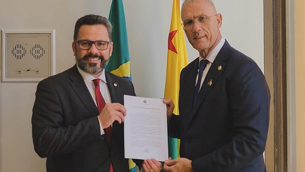 Alan Rick entrega carta de apoio a Israel ao embaixador Yossi Shelley