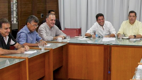 Com novo líder na Assembleia, Gladson reage e reúne 14 deputados da base na Casa Azulada para "alinhamento"