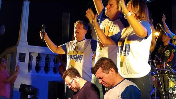 Parlamentares, ex-prefeito e governador Gladson Cameli comparecem à Marcha Para Jesus e recebem intercessão