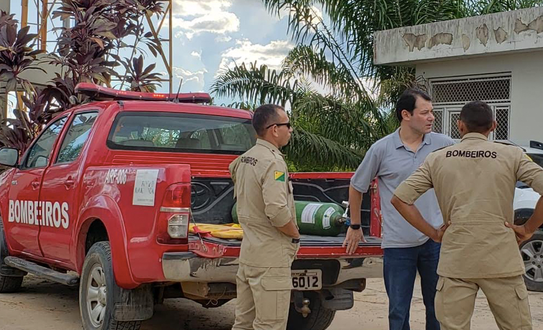 Sem ambulância, pacientes são transportados  em carroceria de caminhonete em Tarauacá