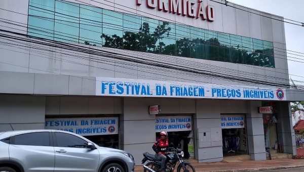 Loja em Rio Branco faz promoção "friagem preços incríveis" e espera elevação nas vendas; "Vai esfriar mais à noite", diz Friale