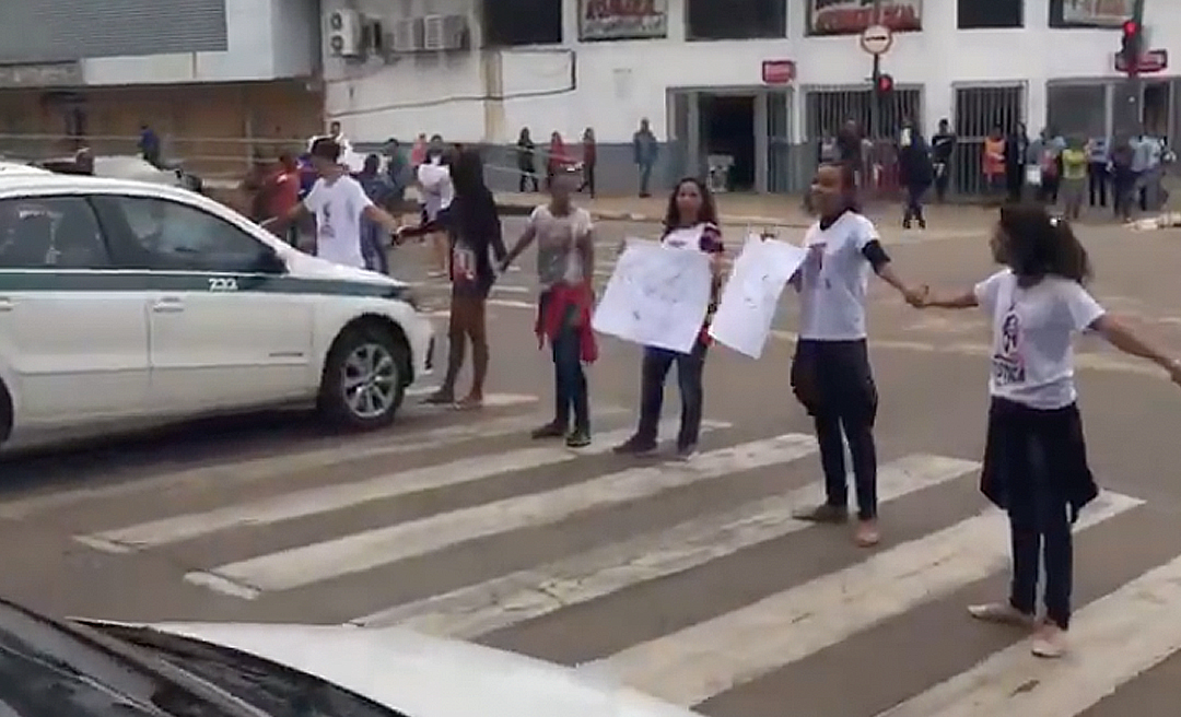 Familiares de menina executada em maio de 2018 em tiroteio fecham avenida no Centro