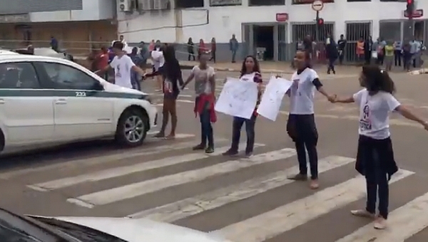 Familiares de menina executada em maio de 2018 em tiroteio fecham avenida no Centro