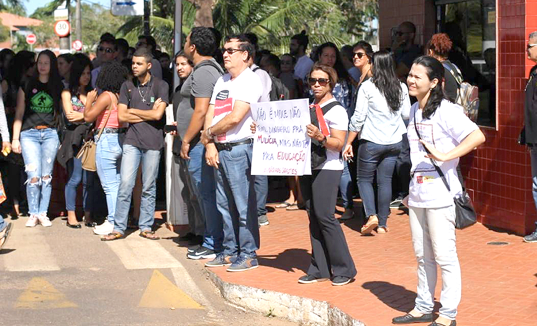 Estudantes promovem ato na Ufac contra cortes de recursos na educação universitária 