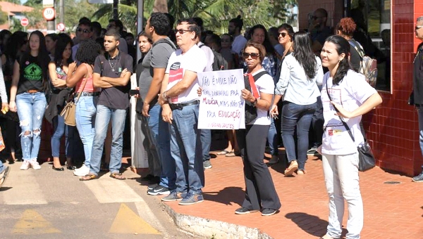 Estudantes promovem ato na Ufac contra cortes de recursos na educação universitária 