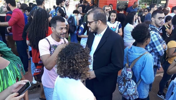 Forneck participa de protestos contra a reforma da previdência e os cortes nas universidades; "Momento de resistência", diz