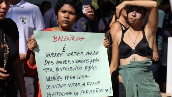 Aleac aprova moção de apoio à Ufac e estudantes iniciam paralisação contra cortes de verbas 