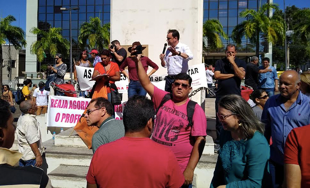 Daniel Zen é vaiado por grupo de manifestantes durante ato na frente do Palácio Rio Branco após discurso