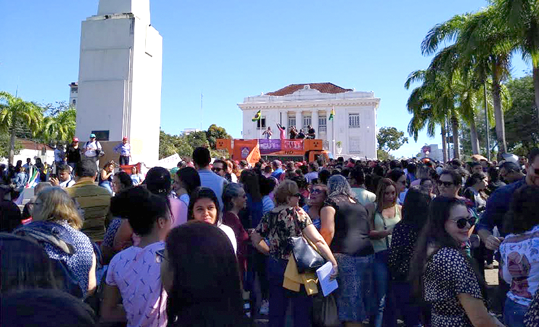 Centenas protestam no centro de Rio Branco contra a reforma da previdência e os cortes nas universidades