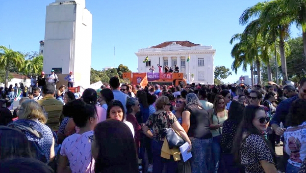 Centenas protestam no centro de Rio Branco contra a reforma da previdência e os cortes nas universidades