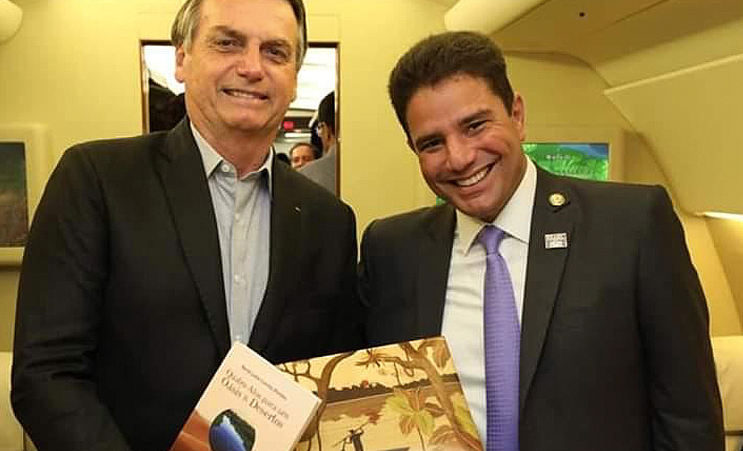 Em viagem aos EUA, Gladson presenteia Bolsonaro com peças de marchetaria de artista acreano