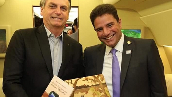 Em viagem aos EUA, Gladson presenteia Bolsonaro com peças de marchetaria de artista acreano