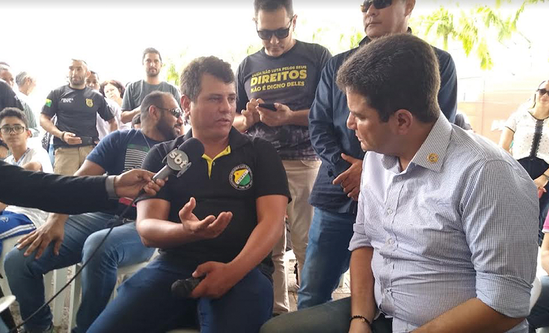 Gladson Cameli vai para o meio da manifestação dos policiais civis no centro de Rio Branco e conversa com a classe