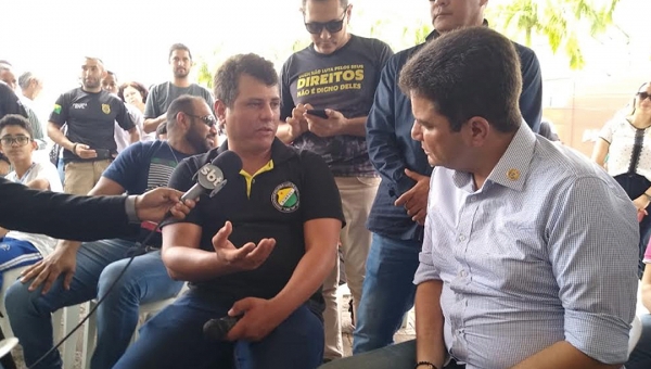 Gladson Cameli vai para o meio da manifestação dos policiais civis no centro de Rio Branco e conversa com a classe