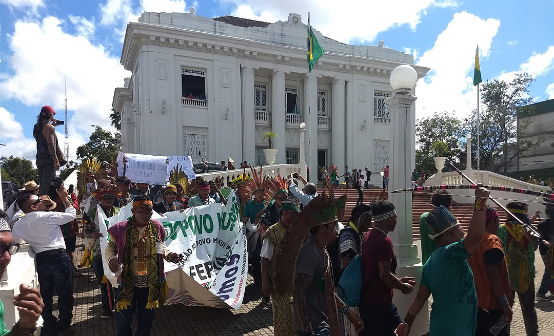 Povo Huni Kui realiza protesto no centro de Rio Branco contra atuais políticas do governo Bolsonaro