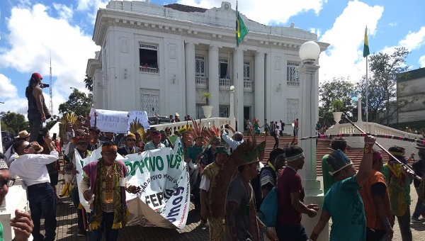 Povo Huni Kui realiza protesto no centro de Rio Branco contra atuais políticas do governo Bolsonaro