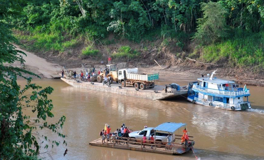 Após quase 5 meses de idas e vindas, Xapuri ganha balsa "importada" de Santa Rosa do Purus