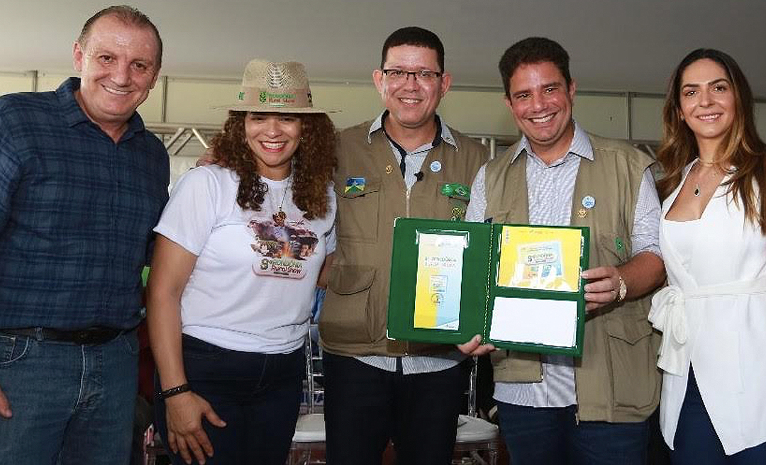 Na Rondônia Rural Show, Gladson Cameli participa do lançamento de selo comemorativo e diz que Acre está aberto para o progresso