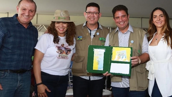 Na Rondônia Rural Show, Gladson Cameli participa do lançamento de selo comemorativo e diz que Acre está aberto para o progresso