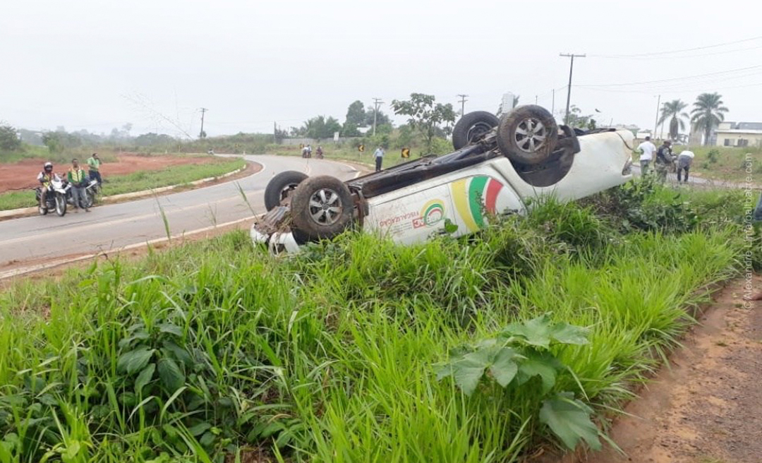 Pista molhada pode ter contribuído para que caminhonete da Ageac capotasse com três ocupantes