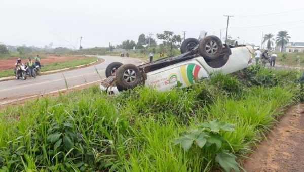 Pista molhada pode ter contribuído para que caminhonete da Ageac capotasse com três ocupantes