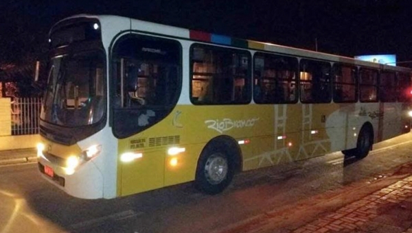 Criminosos armados invadem ônibus do Irineu Serra e fazem arrastão 