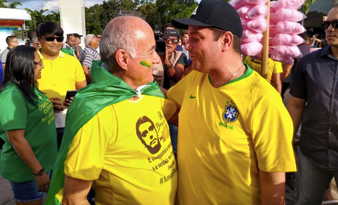 Com a presença de Gladson, ato pró-Bolsonaro reúne manifestantes na frente do Palácio Rio Branco