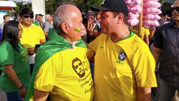 Com a presença de Gladson, ato pró-Bolsonaro reúne manifestantes na frente do Palácio Rio Branco