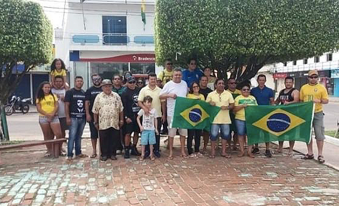 Ato pró-Bolsonaro reúne poucos manifestantes no município de Cruzeiro do Sul