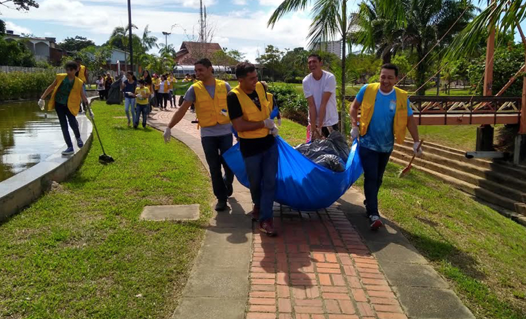 Voluntários de igreja realizam ação de limpeza no Parque da Maternidade