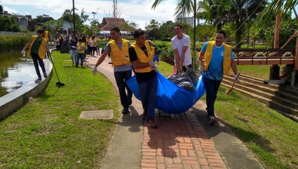 Voluntários de igreja realizam ação de limpeza no Parque da Maternidade