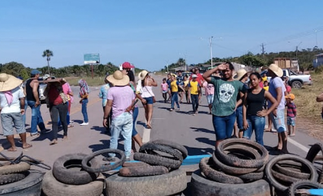 Manifestantes voltam a fechar BR-364 em Extrema, já em Rondônia e isola o Acre 