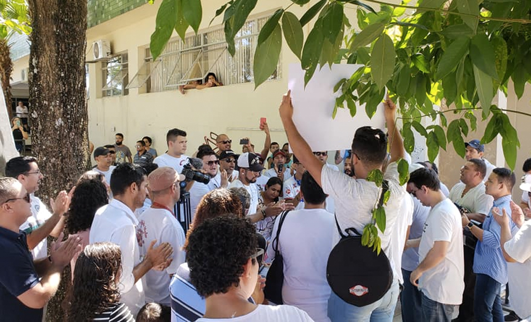 Amigos de músico morto no Recanto dos Buritis fazem ato no Senadinho 