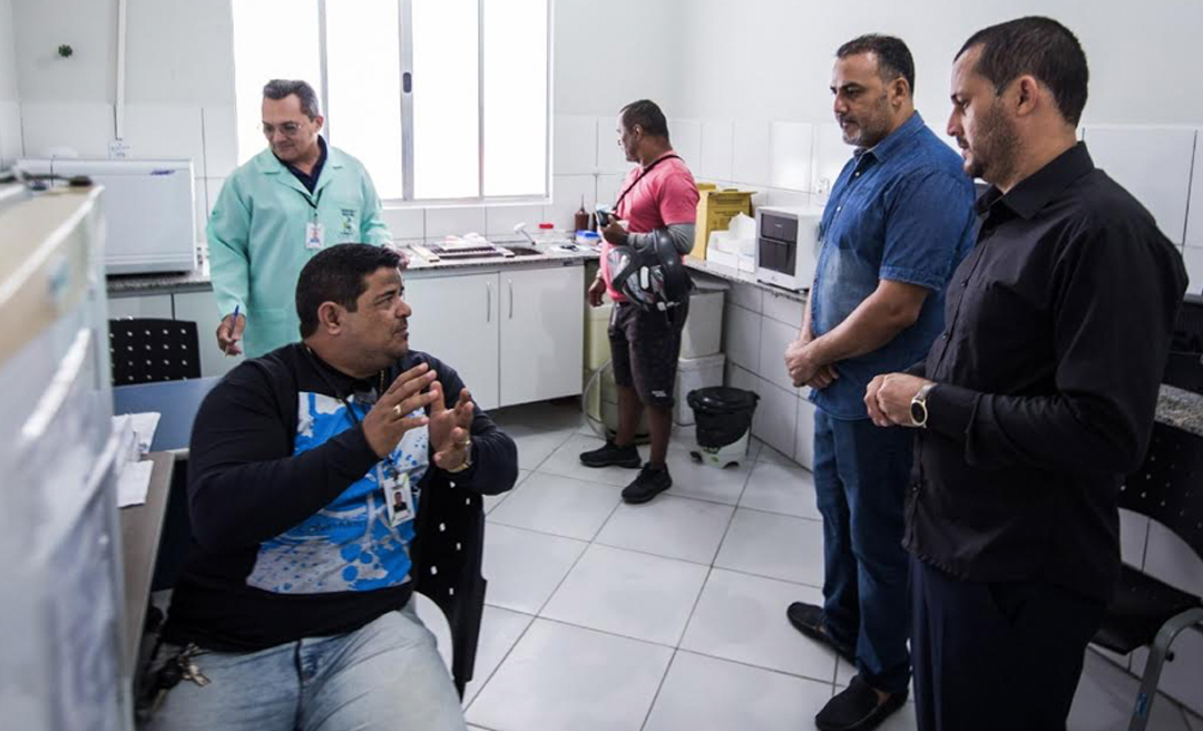 Ilderlei Cordeiro visita unidades de saúde de Cruzeiro do Sul e dialoga com a população