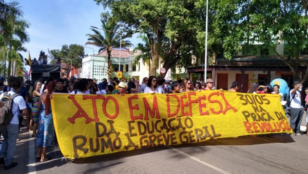 Com livros nas mãos e gritos anti-Bolsonaro, manifestantes promovem ato no Acre contra o contingenciamento na educação e a reforma da Previdência