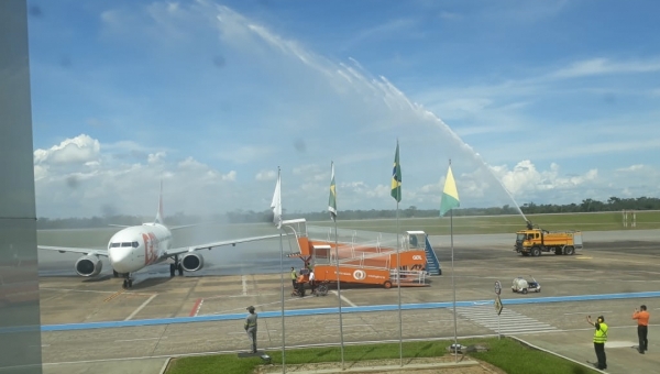 Recebido com chuva artificial, GOL inicia operação de voos diurnos de Rio Branco para Cruzeiro do Sul