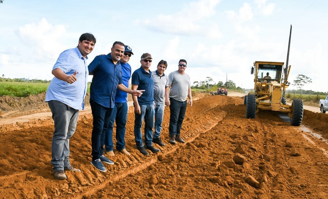 llderlei Cordeiro vistoria obras de pavimentação dos ramais da Olivença e Buritirana