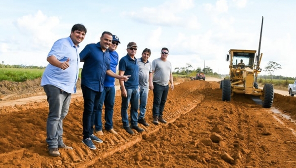 llderlei Cordeiro vistoria obras de pavimentação dos ramais da Olivença e Buritirana