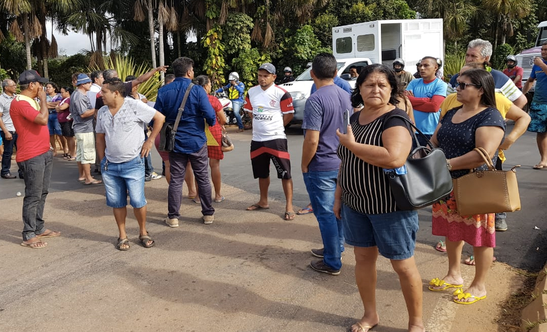 Piscicultores fecham AC-40 em protesto contra possível  exoneração do superintendente do Ministério da Agricultura 