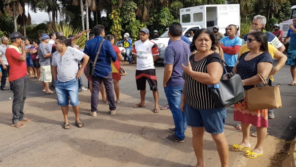 Piscicultores fecham AC-40 em protesto contra possível  exoneração do superintendente do Ministério da Agricultura 