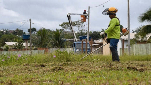 Prefeitura de Cruzeiro faz reparo na rede de iluminação pública do Remanso