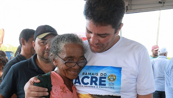 Em Porto Walter, Gladson Cameli entrega recursos para revitalizar ramais e desobstruir igarapés
