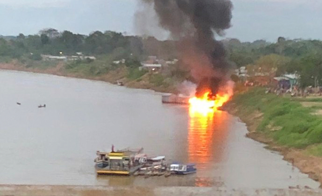 Barco explode e pega fogo na margem do Rio Juruá em Cruzeiro do Sul