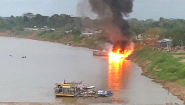 Barco explode e pega fogo na margem do Rio Juruá em Cruzeiro do Sul