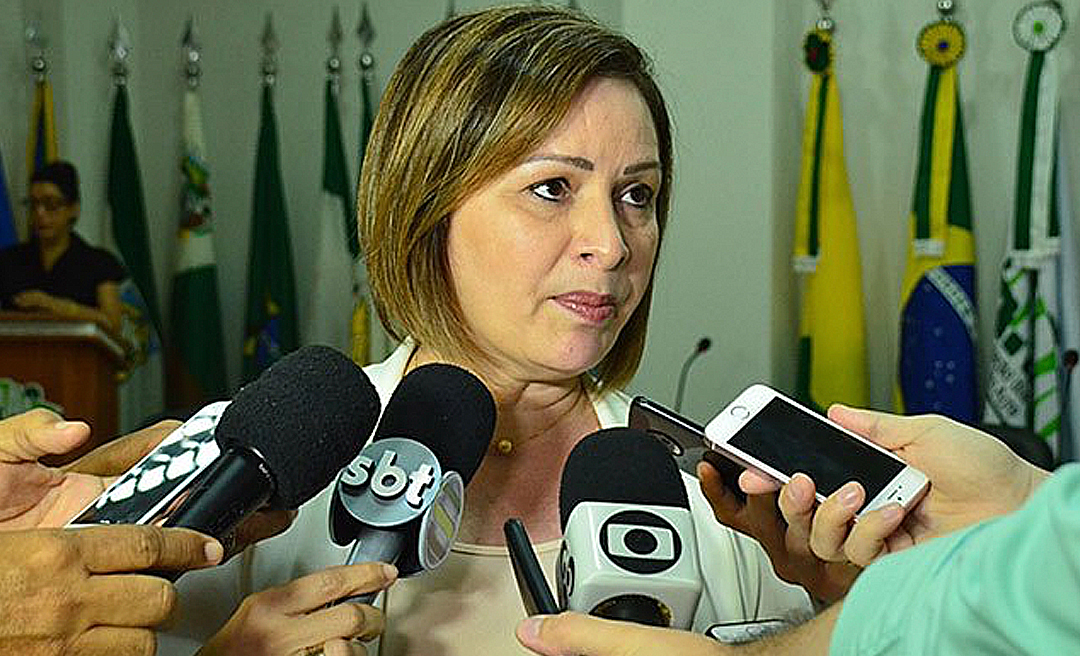 'Pessoas com nada a ver com a área resolve participar da licitação e depois que a Emurb chama, essas pessoas não tem máquinas', diz prefeita