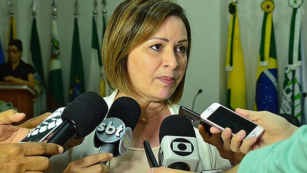 'Pessoas com nada a ver com a área resolve participar da licitação e depois que a Emurb chama, essas pessoas não tem máquinas', diz prefeita