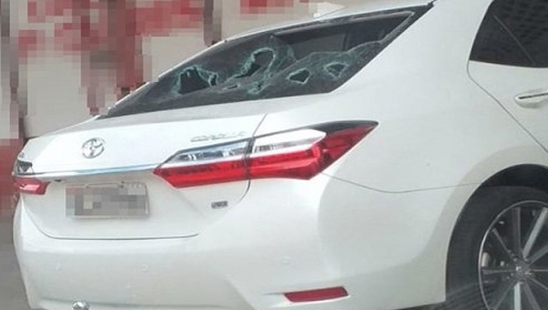 Mulher em fúria quebra para-brisas do carro do namorado a marteladas