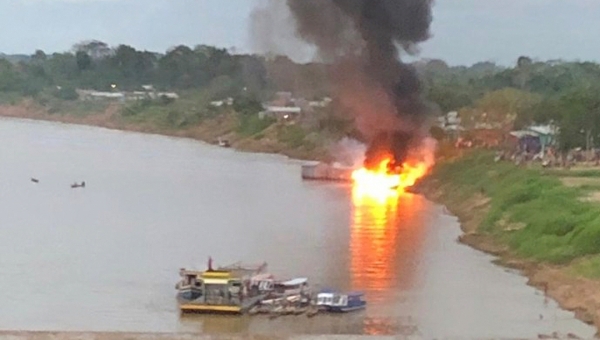 Oito das dezoito pessoas que estavam no barco que explodiu estão em estado grave de saúde