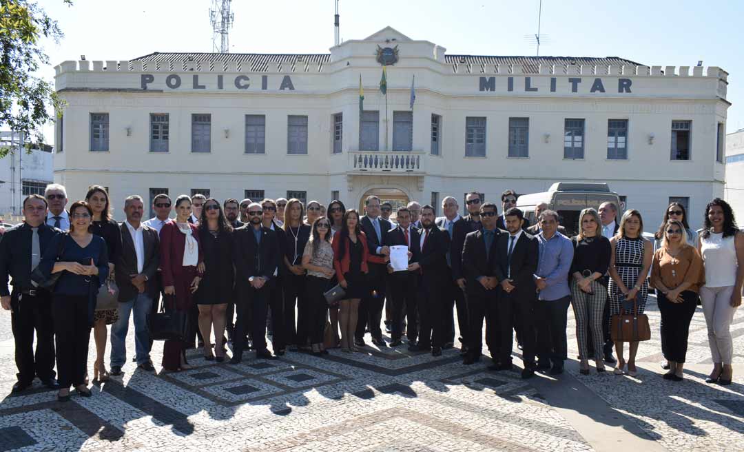 Advogados se reúnem em frente ao Quartel da PM e repudiam agressão contra o colega da classe